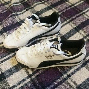 Mens Pumas size 9